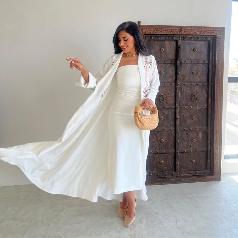 Kaftan branco bordado elegante - Moda moderna e modesta com detalhes florais 3D_voghion.com