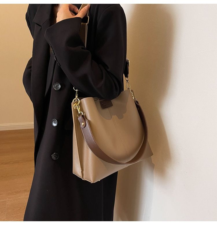 Grote capaciteit emmer voor vrouwen 2024 nieuwe mode herfst winter brede band crossbody enkele schouder handtas_voghion.com