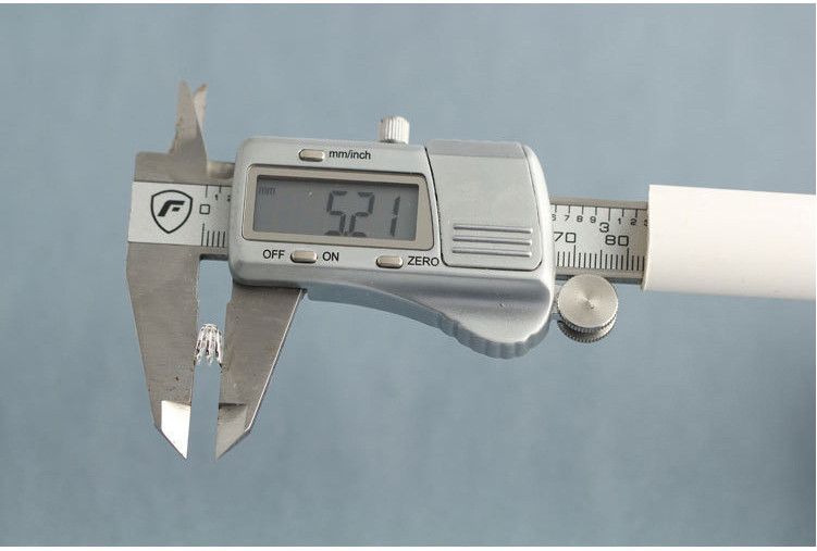 Un paio di orecchini a clip semplici in argento sterling 925 con polsino dell'orecchio, confezione regalo PE38_voghion.com