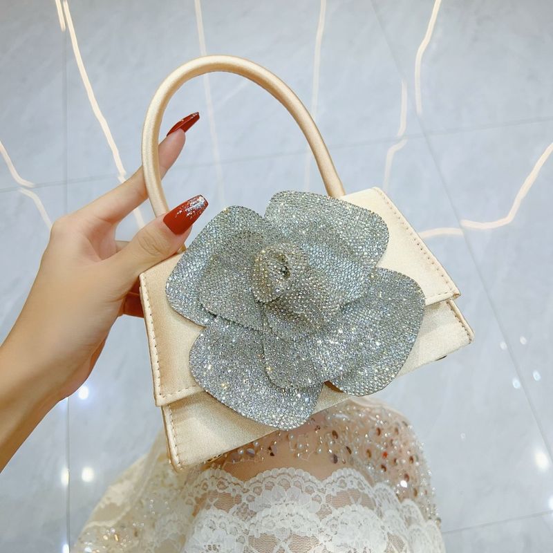 Nuova borsa da sera a tracolla piccola quadrata con strass lucidi e fiori di rosa da donna, modello Socialite_voghion.com