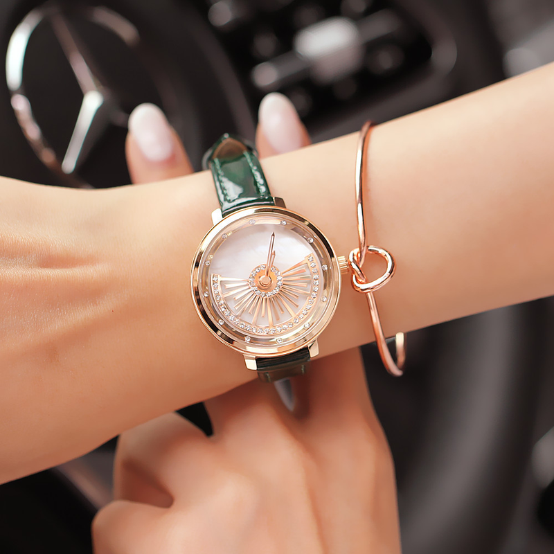 Elegante cintura rotante in vera pelle a forma di ventaglio con diamanti intarsiati, polso impermeabile al quarzo, da donna_voghion.com