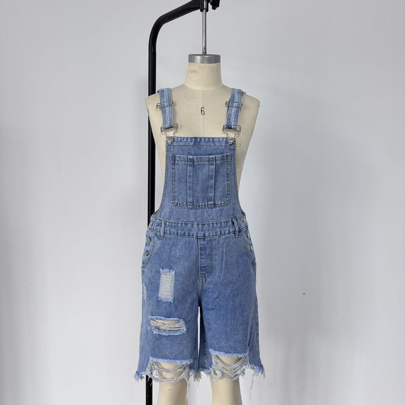 Ropa informal de moda para hombre: pantalones cortos vaqueros rotos con tirantes_voghion.com