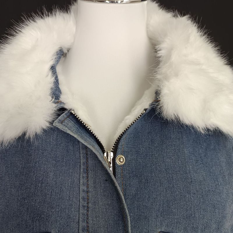 Puszysta kurtka dżinsowa z kołnierzem ze sztucznego futra dla kobiet – jasnoniebieski, vintage'owy, sprany płaszcz w stylu streetwear z przytulną podszewką z polaru_voghion.com
