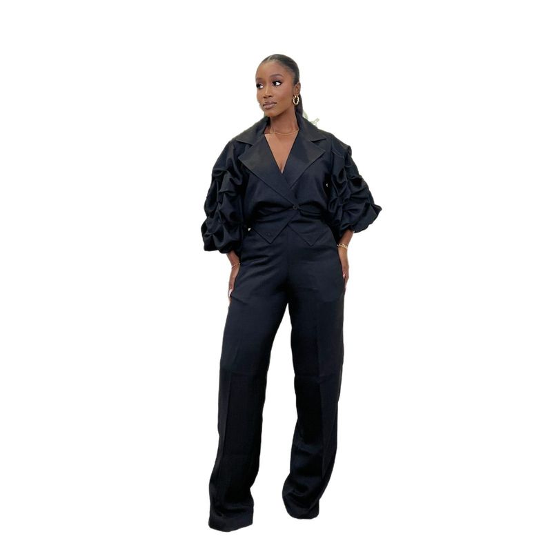 Completo da donna per il pendolarismo: camicetta con ampio risvolto e pantaloni con maniche a pieghe_voghion.com