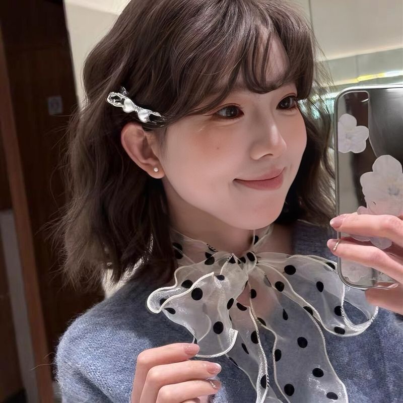 Schwarz-weißer Seidenschal mit Punkten, langes Organzaband, High-End-Vibe, Ins Pure Lust, Haargummis, Ausschnitt_voghion.com