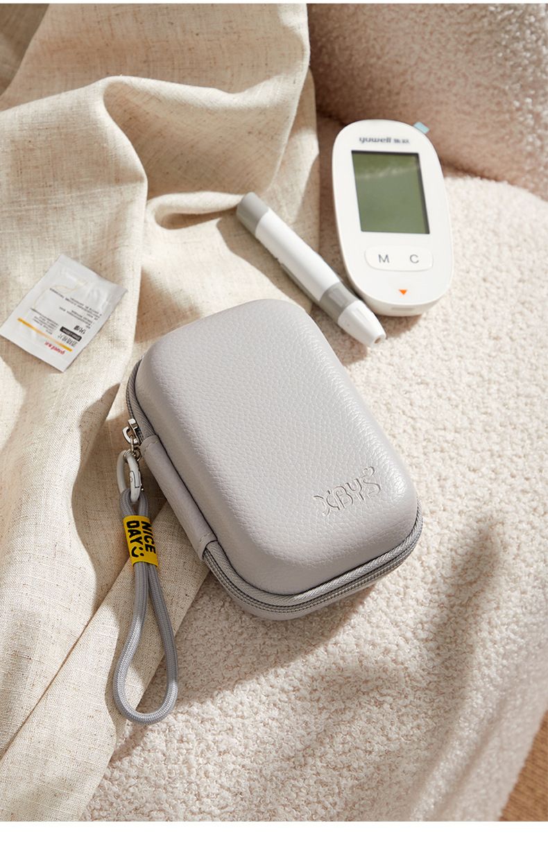 Un sac de rangement à vie pour glucomètre électronique est inclus et convient au lecteur de glycémie portable Yuyue Roche Sanuo._voghion.com