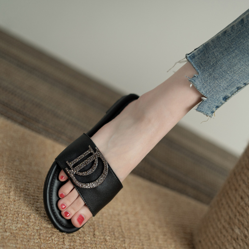 Γυναικεία σανδάλια και παντόφλες από δέρμα με στρας, μονόχρωμα, διπλή αγκράφα D, καλοκαίρι 2023, νέα μοντέρνα casual μαύρα μεγάλα παπούτσια_voghion.com