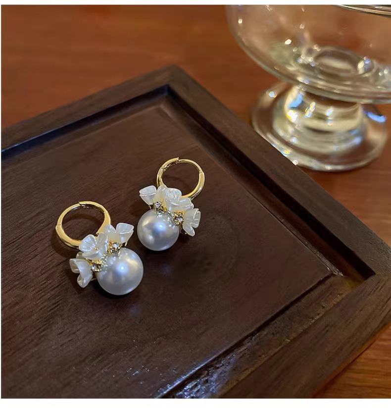 Orecchini da donna Orecchini in argento con ago d'argento Orecchini con fiori di conchiglia dolce Orecchini di design di minoranza femminile Orecchini avanzati Orecchini Joker di perle_voghion.com