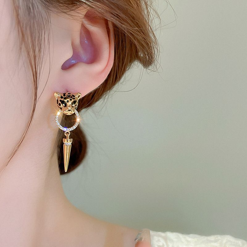 Léopard pour femme haut de gamme personnalisé tendance hip-hop. Les boucles d'oreilles en or sont légères et luxueuses, avec un_voghion.com