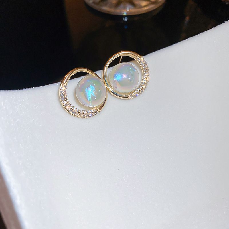 Orecchini di lusso francesi leggeri con perle di diamanti in vero oro placcato in argento e ago intarsiato, alla moda ed eleganti._voghion.com