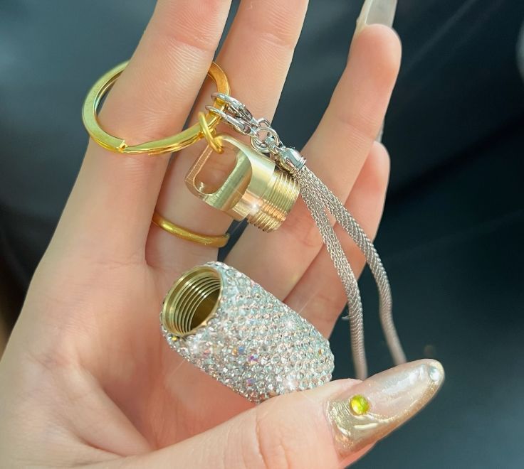 Pilulier élégant en métal avec strass – Boîte de rangement compacte et sécurisée pour médicaments avec sangle de suspension (design minimaliste moderne, capacité de 18 L)_voghion.com