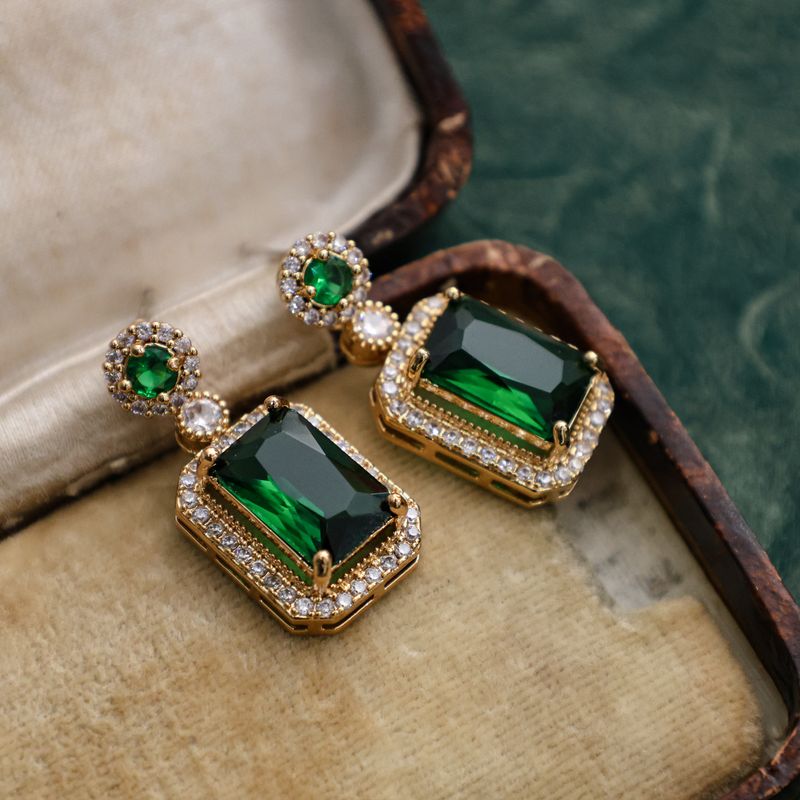 Set di gioielli da donna in stile vintage con cristalli verdi intarsiati: catena regolabile per maglione, collana con ciondolo, orecchini e anello leggero di lusso_voghion.com