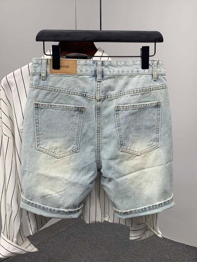 Sommer 2024: Zerrissene Jeansshorts mit trendigem Marken-Look, seitlichen Katzenbart-Details, Patchwork-Details und mittellanger Passform._voghion.com