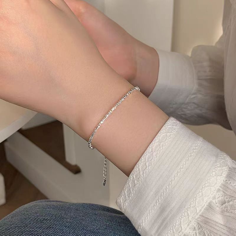 Pulseira feminina de prata quebrada delicada e pura, design minimalista de nicho, requintada e sofisticada, versátil e perfeita para_voghion.com