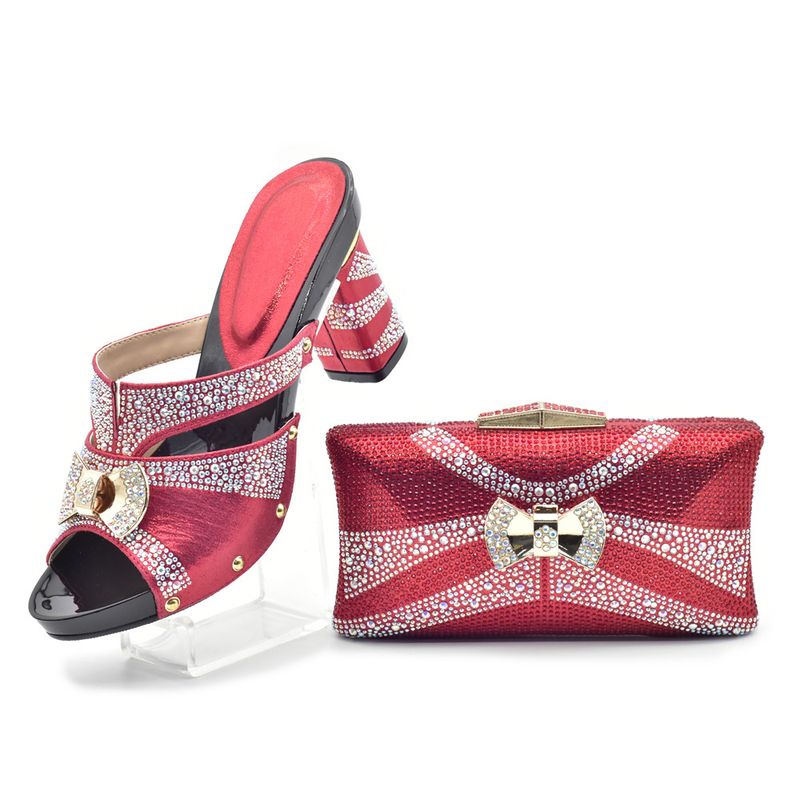 Klobige Slipper mit Strasssteinen für Damen in Übergröße, kombiniert mit einem Clutch-Set für die Dinnerparty_voghion.com