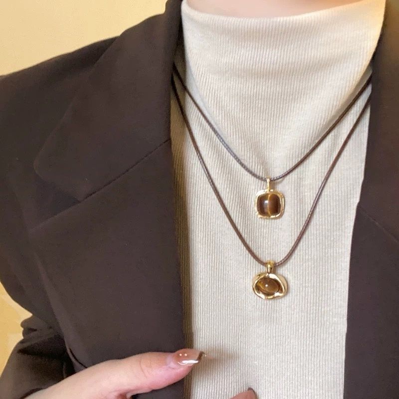 Collana con cordino in pelle e pietra occhio di tigre per donna, autunno e inverno, elegante catena per maglione di alta qualità, nuovo stile 2024._voghion.com