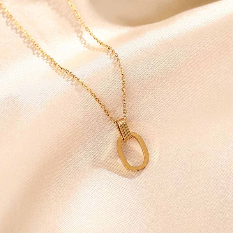 Collar con colgante geométrico de doble anillo de acero de titanio para mujer, con diseño único y cadena de clavícula dorada._voghion.com
