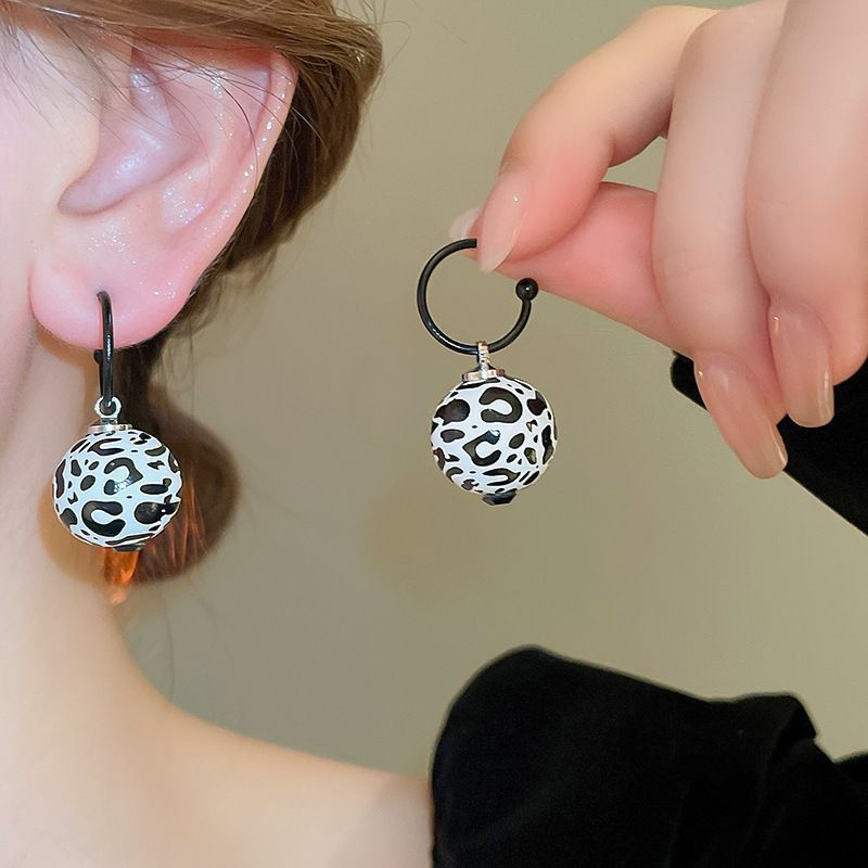 Boucles d'oreilles à tige polyvalentes en forme de cercle géométrique à imprimé léopard avec aiguille argentée_voghion.com