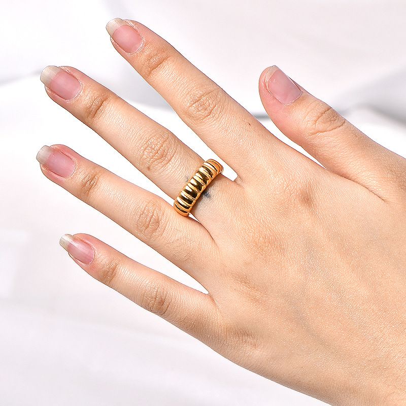 Anello in acciaio inossidabile con design semplice e alla moda, stile INS, con trama ondulata_voghion.com