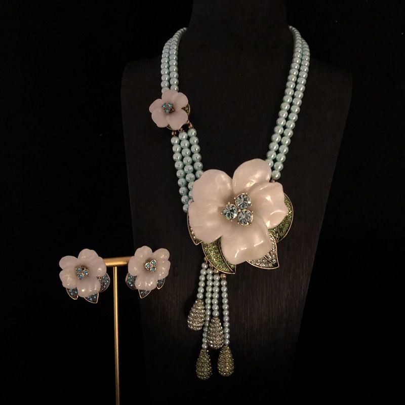 Medieval heavy industry Western style light green glass pearl studded with diamond flower necklace sweater chain earrings and ear clip set_voghion.com