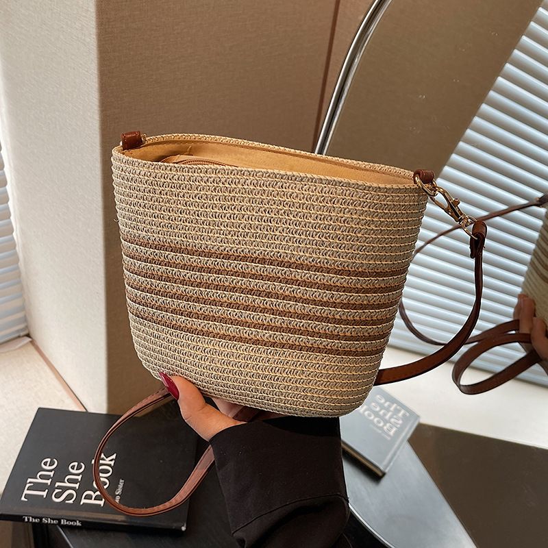 Borsa a secchiello con tracolla in paglia intrecciata a mano per donna, nuova borsa estiva dal design di nicchia, borsa da spiaggia di grande capacità per le vacanze_voghion.com