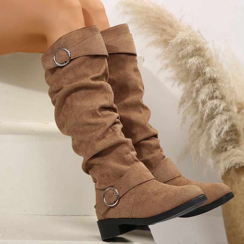 The new fall and winter plus-size women's boots have a low heel with a metal buckle on the side_voghion.com