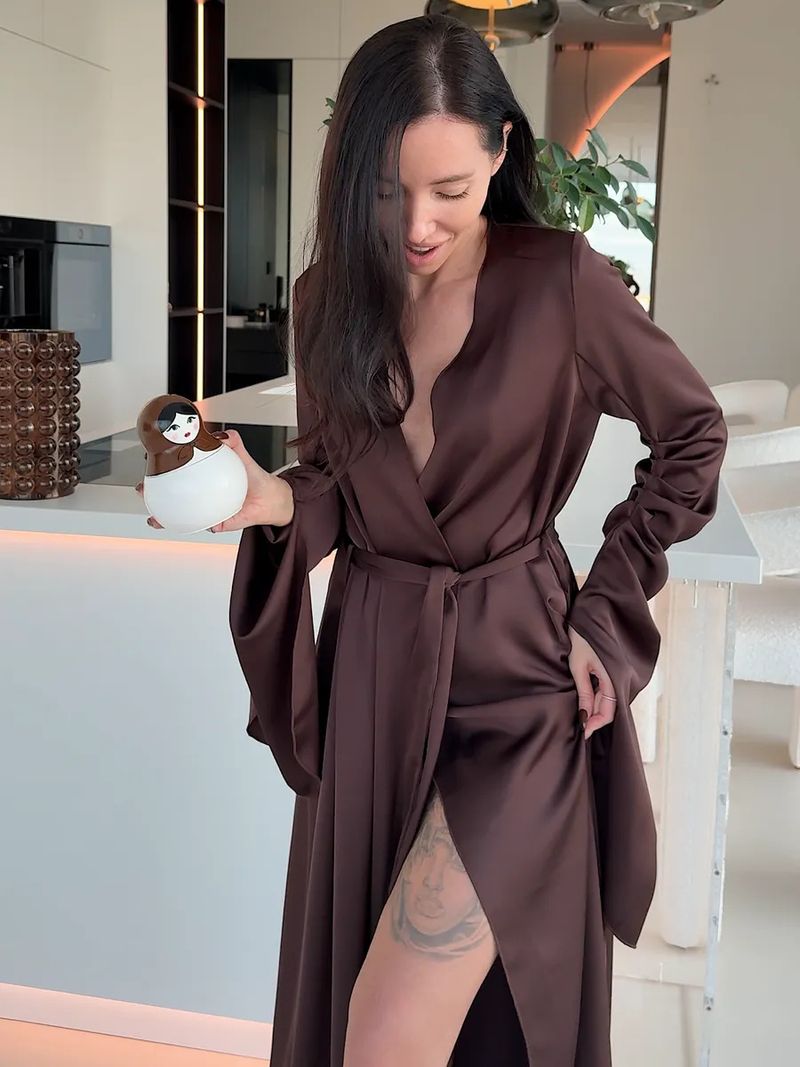 Accappatoio drappeggiato comodo in raso di seta Fx autunno inverno con lacci, alla moda, design francese con arricciature e maniche, abbigliamento per la casa_voghion.com