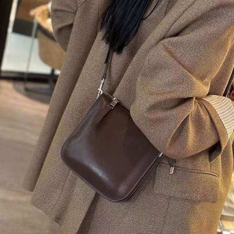 Borsa a tracolla da donna in morbida pelle, modello secchiello, monospalla, piccola, da ascella, primavera estate 2024_voghion.com
