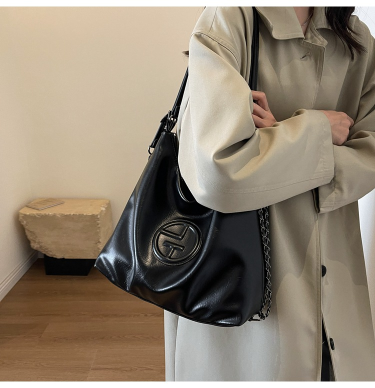2024 Light Luxury Creative Women's New Cool And Trendy Saddle Bag Fashion Large Capacity Shoulder Bag Solid Color Handbag_voghion.com