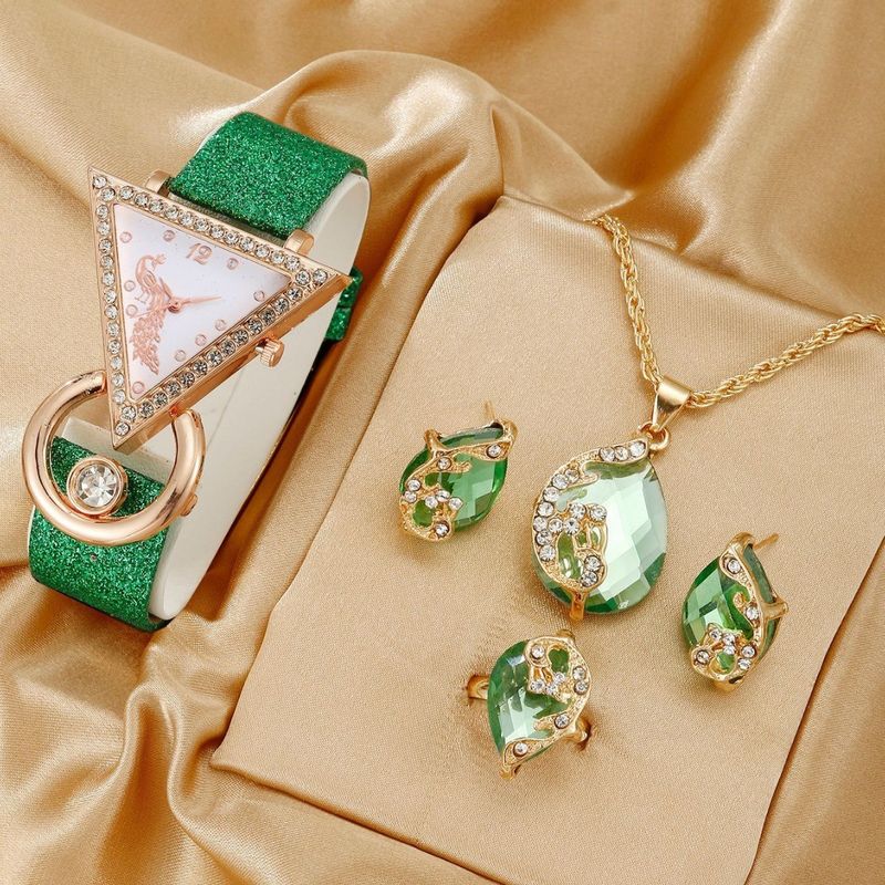 Unisex tillbehör inverterad triangel diamant frostat läder påfågelurtavla dam modeklocka casual smyckesset_voghion.com