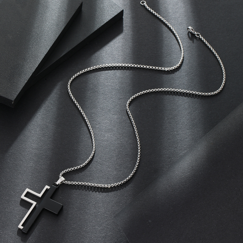Collana con croce bianca nera lucida, felpa con cappuccio da uomo di nicchia alla moda con un design a collana lunga e accessori_voghion.com