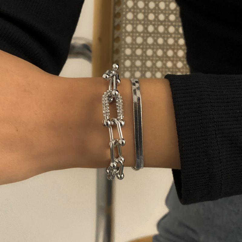 Bracciale in metallo con osso di serpente piatto semplice e freddo, gioielli hip-hop personalizzati con fibbia quadrata a forma di U con strass_voghion.com