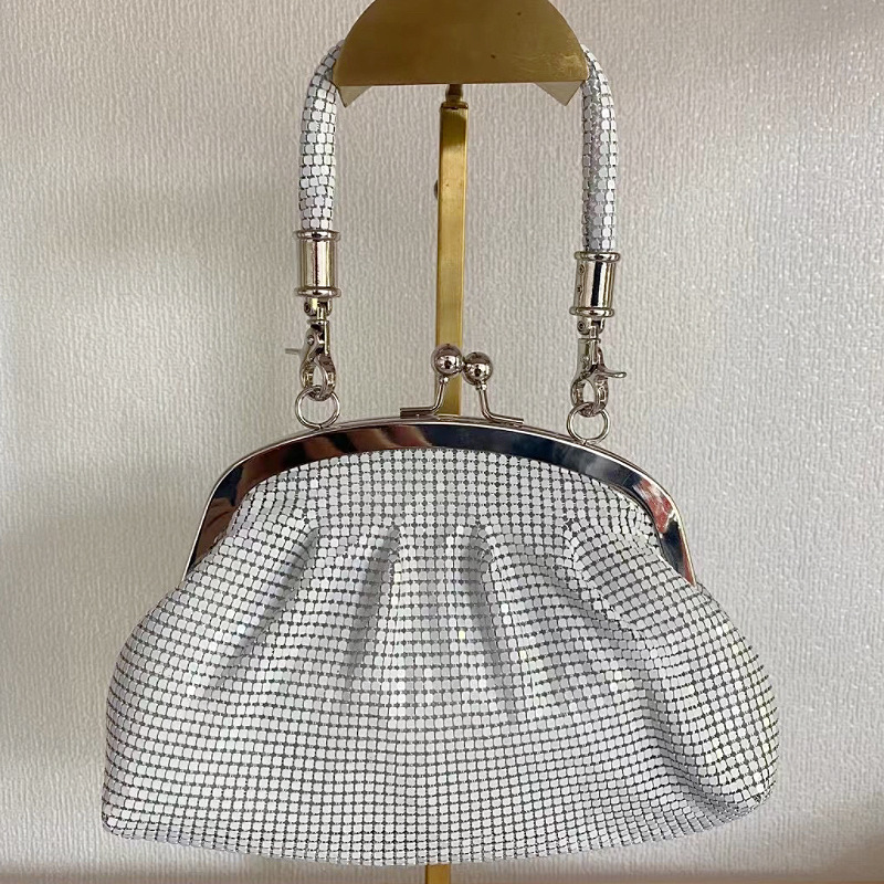 2024 neue Nische beliebte Cloud-Einzelschulter-Leichtluxus-Handtasche aus mit Strasssteinen umwickeltem Aluminiumblech_voghion.com