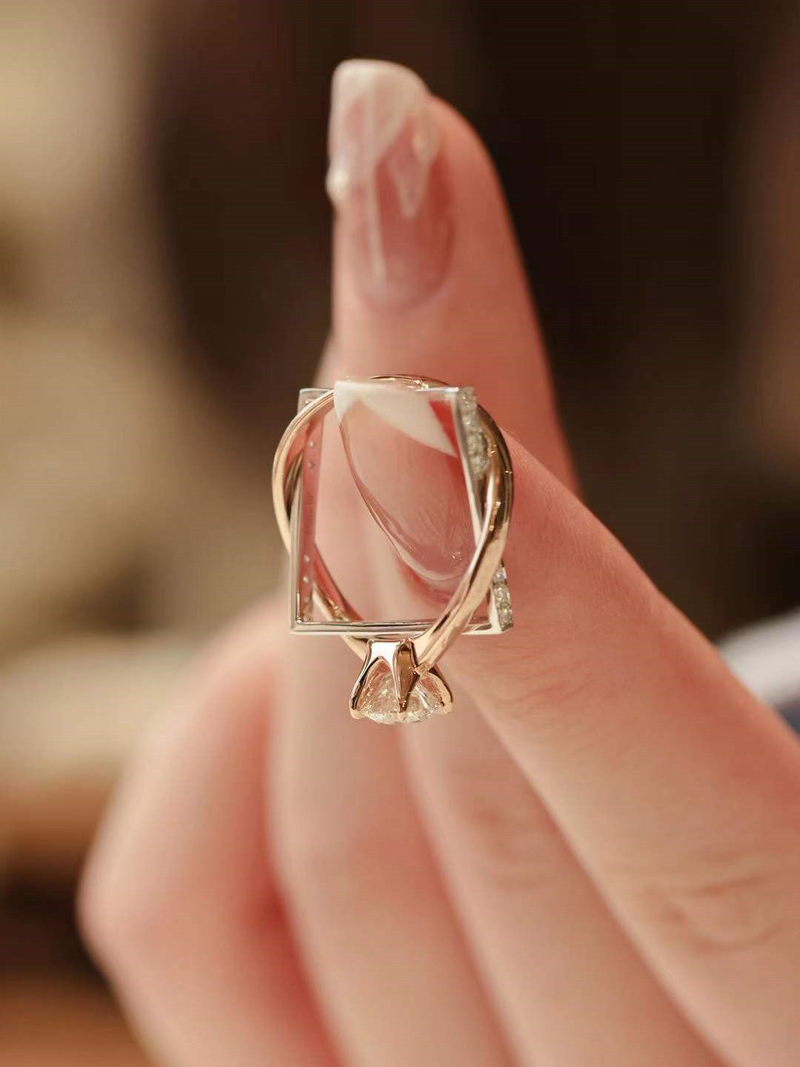Diamante simulato rosa a doppio strato quadrato con braccio intrecciato per donna, proposta in oro con anello a quattro artigli in carati_voghion.com