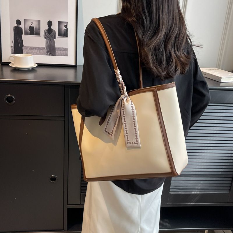 High End Minimalist Contrasting Large Bag For Women 2024 New Versatile Popular Shoulder Bag Large Capacity Commuting Tote Bag_voghion.com