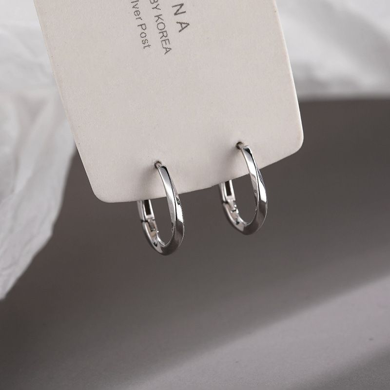 Orecchini a cerchio Mobius in argento puro, semplici e versatili, con fibbia per orecchini da donna, nuovi e semplici, dal design di nicchia._voghion.com