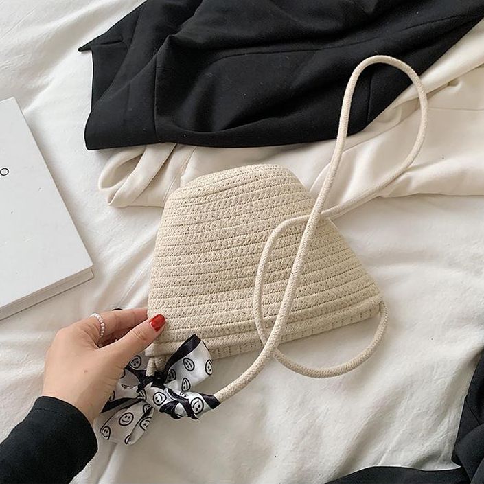 Handgewebte Umhängetasche aus Stroh – Sommerliches Strandmuschel-Design mit verstellbarem Riemen_voghion.com