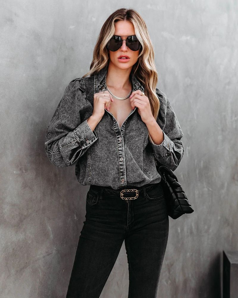 Abbigliamento da donna, camicia in denim vintage effetto consumato, top oversize casual da strada con bottoni e colletto a revers_voghion.com