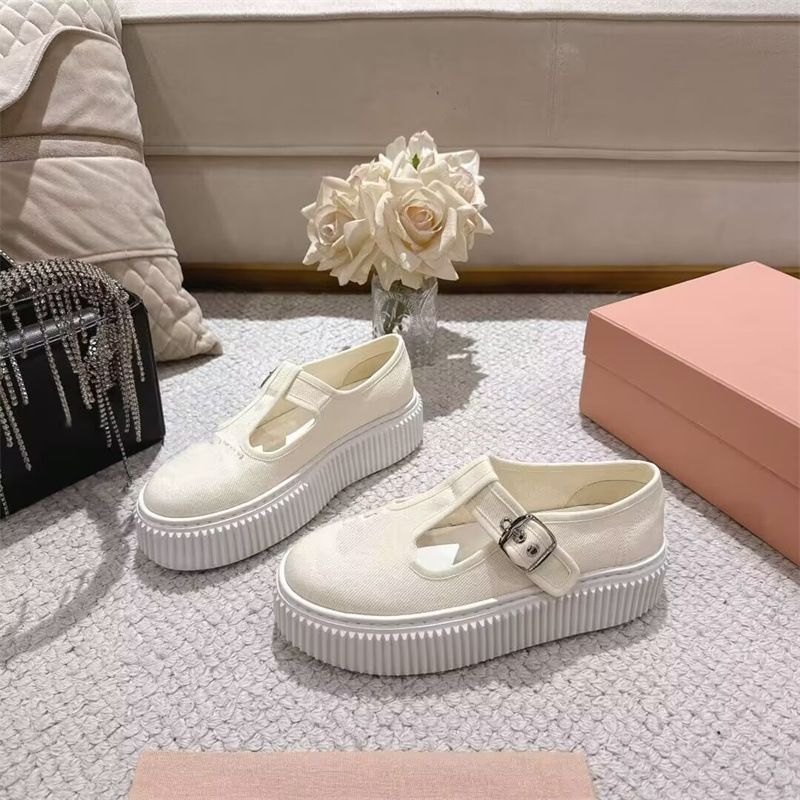 2025 Sommer neue koreanische Mode atmungsaktive weiße Turnschuhe für Frauen Low-Top Casual Plattform dicken Sohlen Keilschuhe_voghion.com
