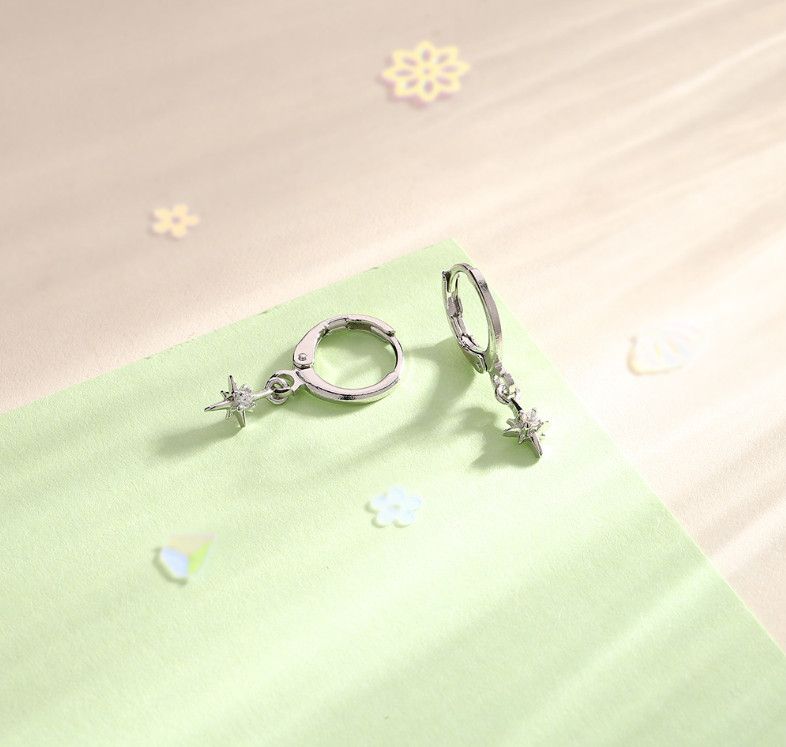 Orecchini a cerchio con chiusura a monachella in argento 925 placcato oro e zirconi cubici a forma di stella S6_voghion.com