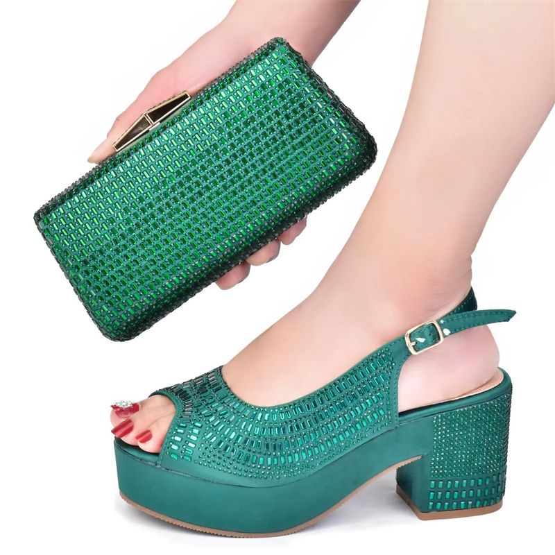 Set mit klobigen Sandalen mit Fischmaul, rundem Kopf und Schnürung hinten sowie Dinnertasche mit Diamanten_voghion.com