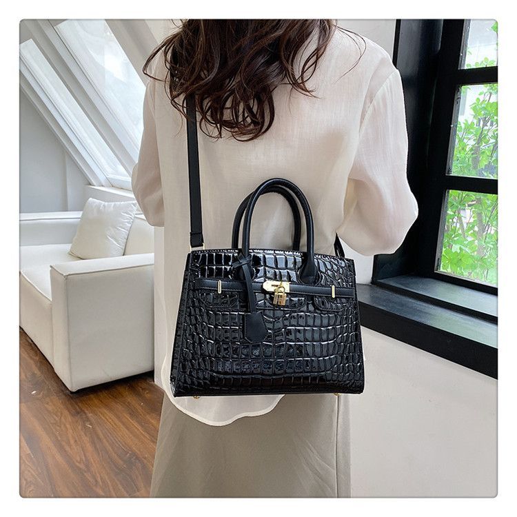 Pelle lucida con motivo coccodrillo per donna 2023 Nuova celebrità di lusso leggera per pendolari ad alta capacità Moda versatile_voghion.com