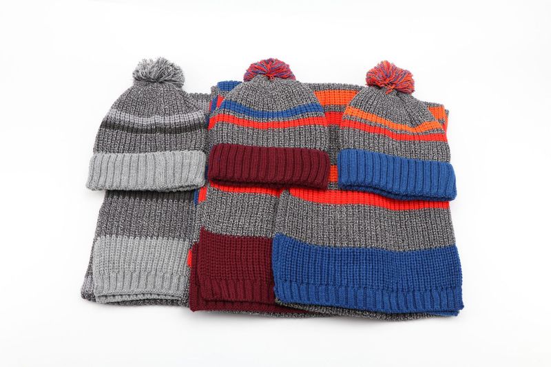 Gestricktes, individuelles Winter-Jacquard-Mode-Set für Erwachsene mit gestreiften Mützen und Schal_voghion.com