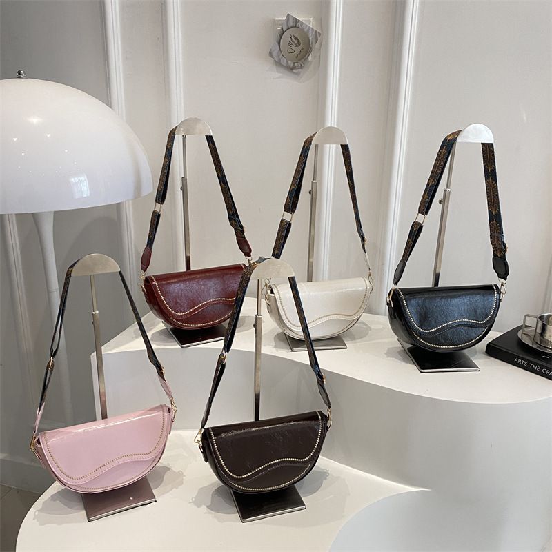 2025 Solid Color New Trendy Fashionable Simple Textured Wide Strap Crossbody Shoulder Women's Saddle Bag_voghion.com