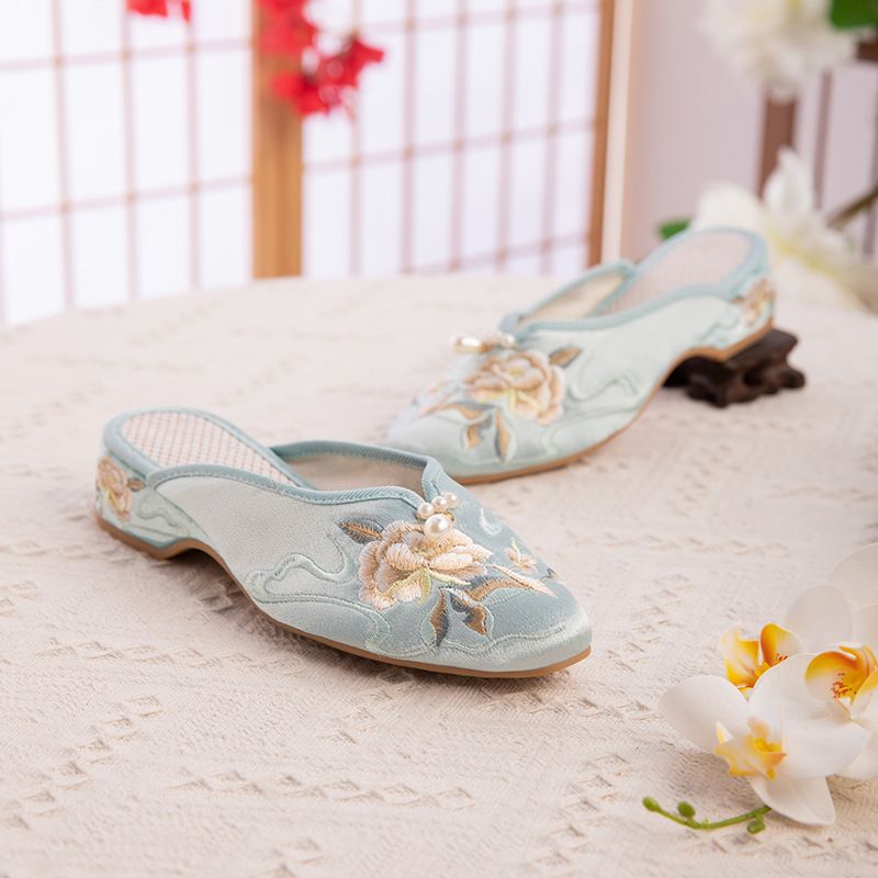 Scarpe da donna, primavera, nuovo stile, vecchie scarpe in tessuto di Pechino, tacco basso, suola morbida, scarpe cheongsam retrò in raso, scarpe ricamate in stile etnico_voghion.com
