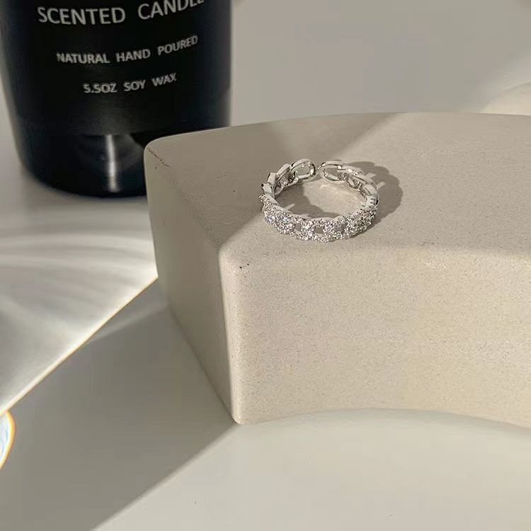 Les célébrités japonaises et coréennes d'Internet enchaînent le style froid de la mode française légère de luxe dans la niche des bagues ouvertes super flash_voghion.com