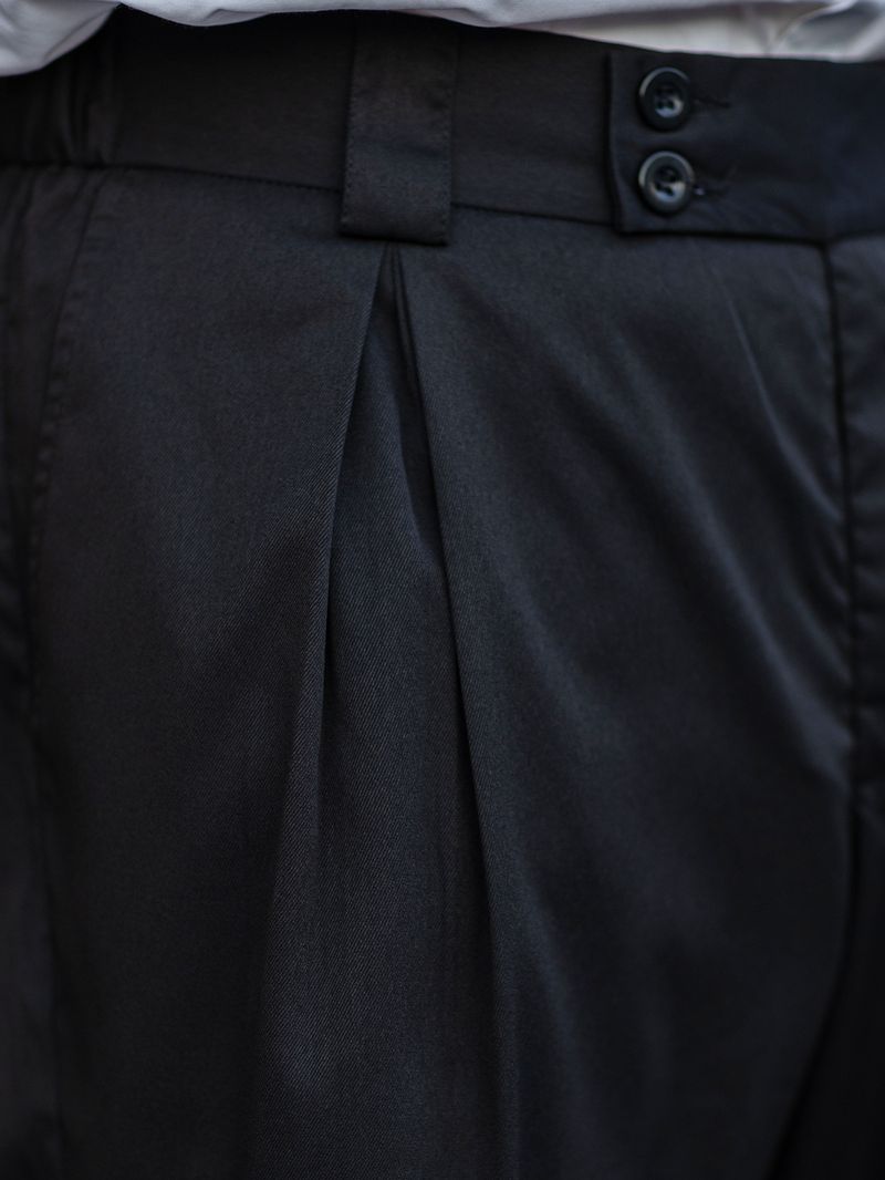 "Knitterfreie, drapierte Anzughose im Relaxed Fit für Herren - Freizeithose mit geradem Bein für Business & Freizeit"_voghion.com