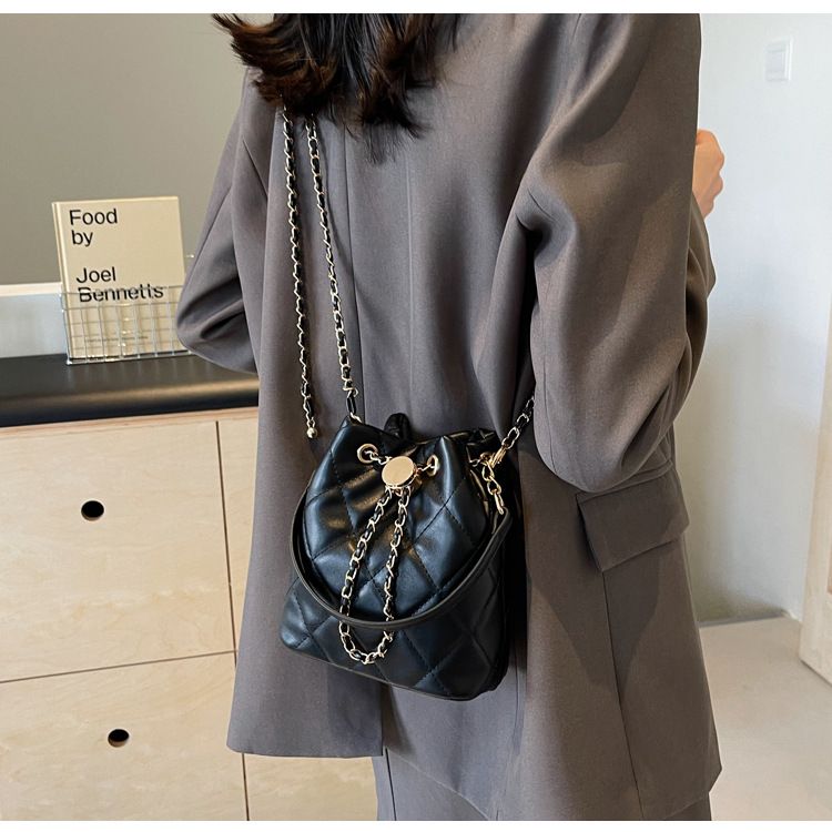 Borsa a tracolla con tracolla di alta qualità, versatile e alla moda, con catena trapuntata, per donna, 2023_voghion.com