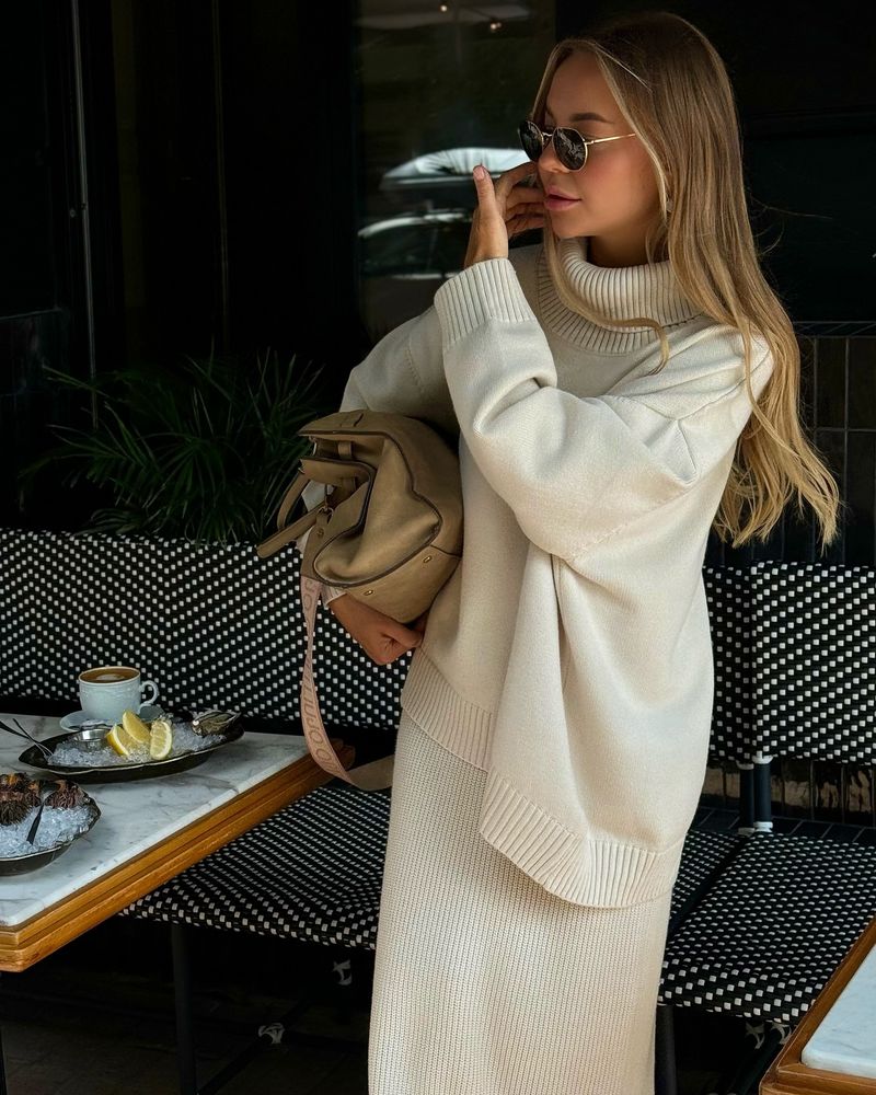 Zweiteiliges Damen-Strickset im französischen Stil: Damenpullover mit Stehkragen, langen Ärmeln und lockerer Passform sowie gerader Rock – ein lässiges Herbst-Winter-Outfit_voghion.com