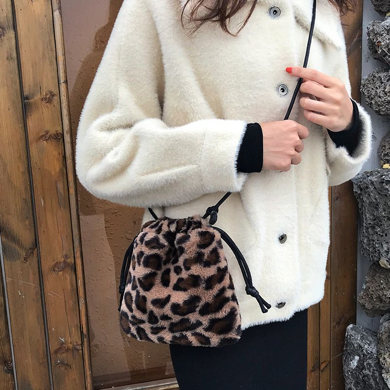 Mode Herbst Winter Vintage Leopard Print Plüsch Crossbody Casual Eine Schulter Kordelzug Mini Kleine Mädchen Frauen Kind_voghion.com